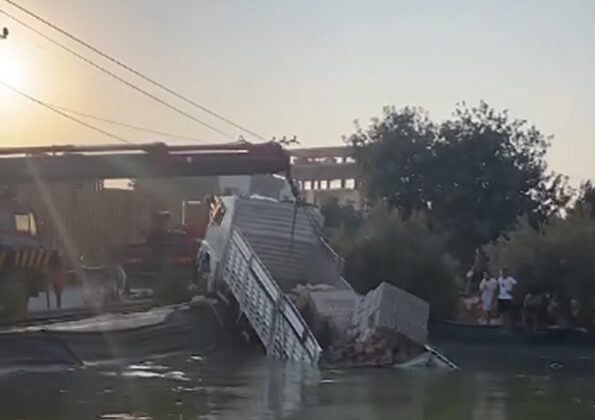 Mersin’de freni patlayan kamyon sulama havuzuna düştü