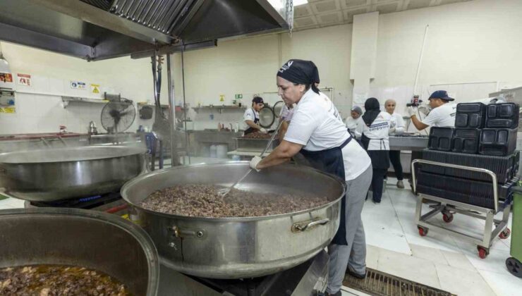 Mersin’de her gün bin 900 haneye sıcak yemek ulaştırılıyor