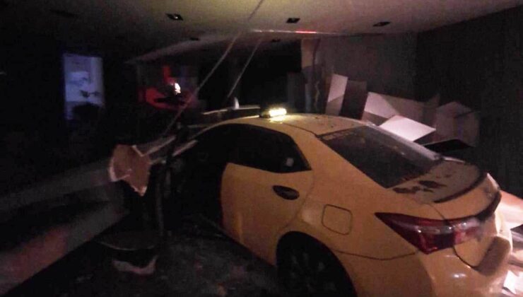 Mersin’de kontrolden çıkan ticari taksi mağazaya daldı