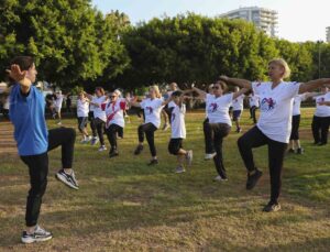 Mersin’de sabah sporları deniz kenarında yoğun ilgiyle devam ediyor