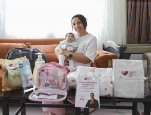 Mersin’de yeni doğan bebeklere ilk hediye belediyeden