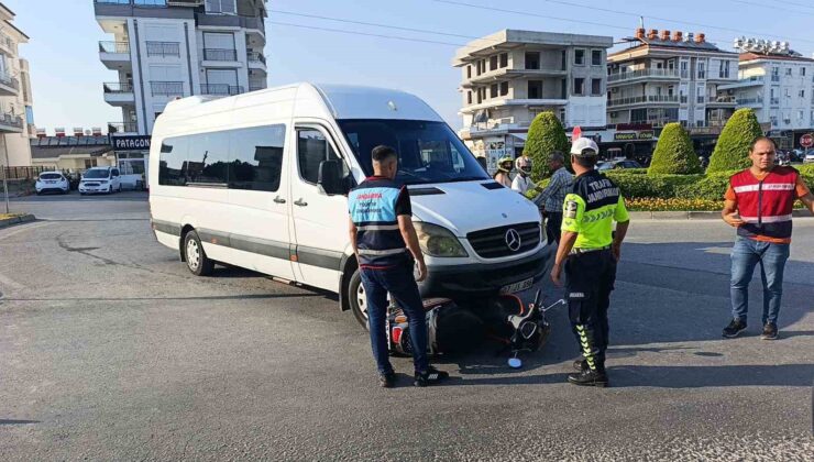 Minibüsün altında kalmaktan kıl payı kurtuldu