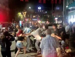 Motosiklet sürücüsü ile yaya arasında çıkan kavgada tekme ve yumruklar havada uçuştu