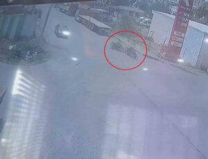 Motosikletlerin çarpışmasıyla yere savruldular