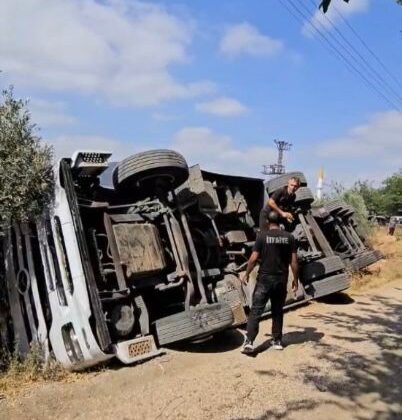 Osmaniye’de kontrolden çıkan tır devrildi: 2 yaralı