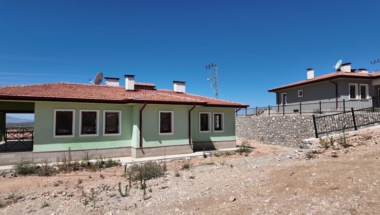 Osmaniye’de yapımı tamamlanan 89 köy evinin anahtar teslimi yapıldı