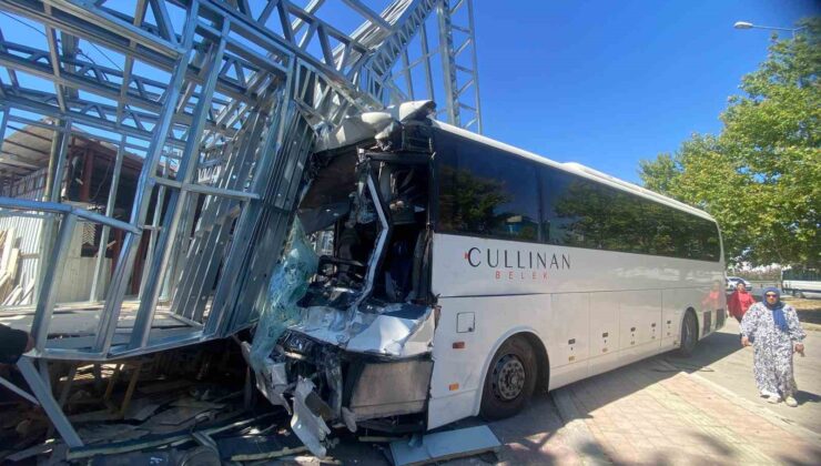 Otel servis otobüsü, midibüs ve kamyonun karıştığı kazada 21 kişi yaralandı