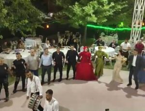 Polisler, küçük yaştayken babası vefat eden polis kızının kına gecesinde halay çekti