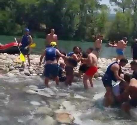 Rafting merkezinde can yeleği giyme tartışması kürekli kavgaya dönüştü