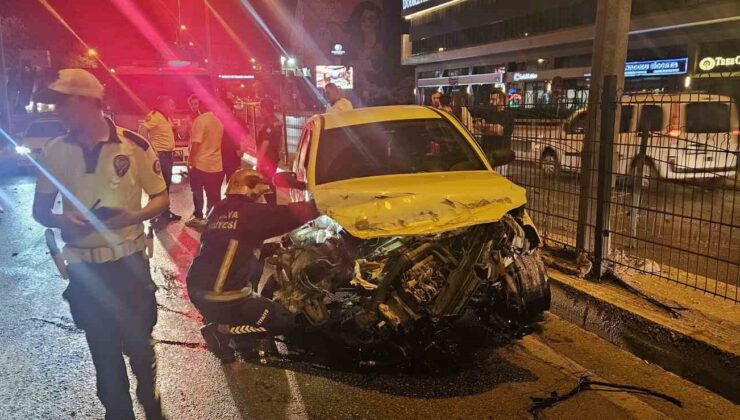 Refüjdeki bariyerlere çarpıp hurdaya dönen araçtan burnu bile kanamadan çıktı