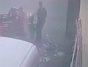 Reyhanlı’da otomobille çarpışan motosikletli metrelerce savruldu