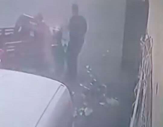 Reyhanlı’da otomobille çarpışan motosikletli metrelerce savruldu