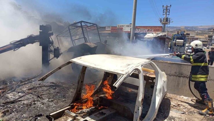 Sanayide çıkan yangında otomobil ve traktör alevlere teslim oldu