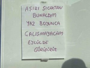 Sıcakların 45 dereceyi bulmasına dayanamayınca, iş yerine not asıp tatile çıktı