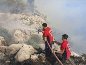 Silifke’deki orman yangınına belediye ekipleri de müdahale etti