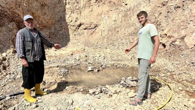 Son 65 yılın en kurak yılının yaşandığı kentte depremle kuruyan kuyudan çıkan suyu sevinçle karşıladılar
