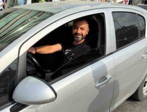 Trafikte cam silen gençler artık zorla kapıları açıp para istiyor