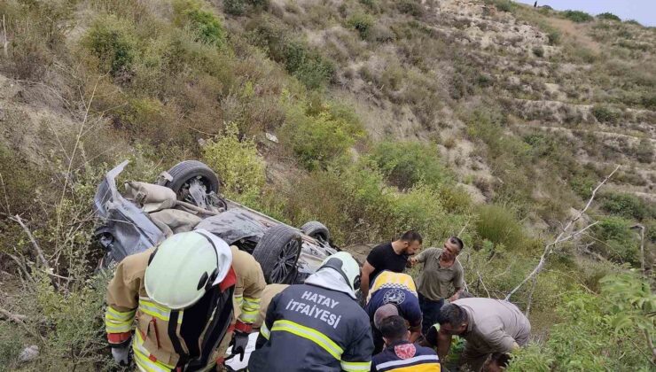 Uçuruma yuvarlanarak ters dönen otomobildeki 4 kişi yaralandı