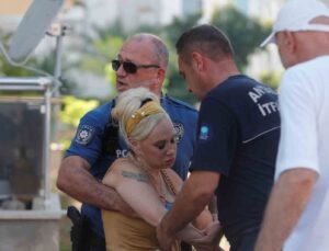 Yanan evini gören kadın baygınlık geçirdi, kedisi oksijen maskesiyle kurtarıldı