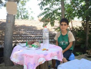 Yaşı küçük diye sanayiye alınmayan çocuk, su satarak bisiklet parasını biriktiriyor