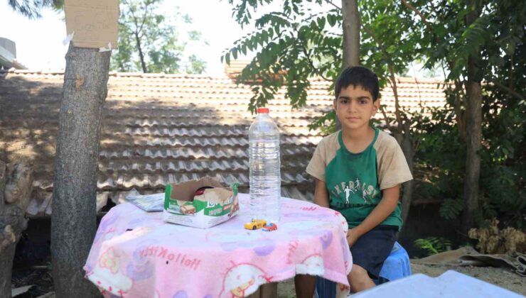 Yaşı küçük diye sanayiye alınmayan çocuk, su satarak bisiklet parasını biriktiriyor