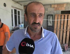 Yılana benzerliğiyle dikkat çeken 1 buçuk metrelik kertenkele kameralara yakalandı