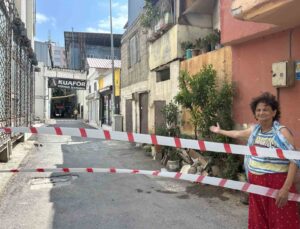 Yoldaki çökmeler evleri tehdit etmeye başladı