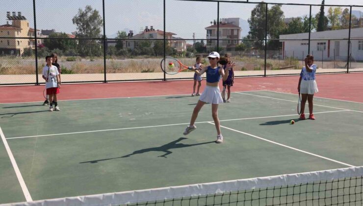 Büyükşehir Belediyesi Döşemealtı’nda yeni tenis kursu açtı