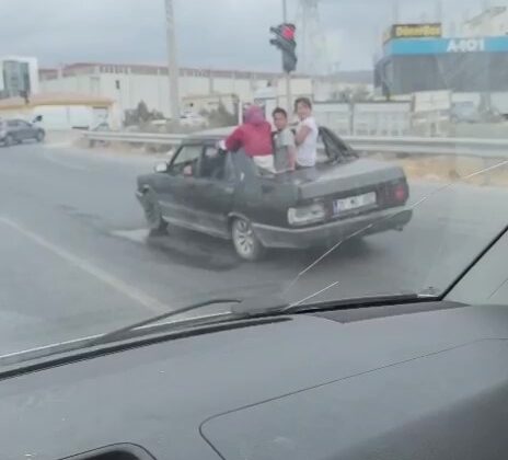 Çocukların, arka camı olmayan TOFAŞ’tan dışarı çıkarak yaptıkları ölümüne yolculuk kamerada