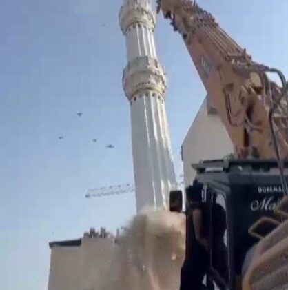 Depremde ağır hasar alan minarenin yerle bir olduğu anlar kameraya yansıdı