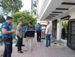 Yaşadığı dairede boğazı kesilmiş olarak bulundu
